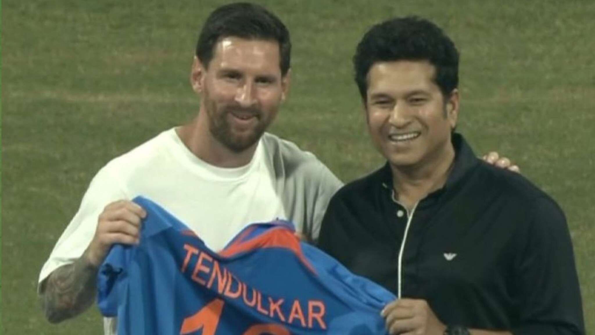 Lionel Messy Sachin Tendulkar : क्रिकेटच्या देवाने फुटबॉलच्या जादूगाराला काय भेट दिली? अख्खं स्टेडिअम उभं राहून पाहत होतं