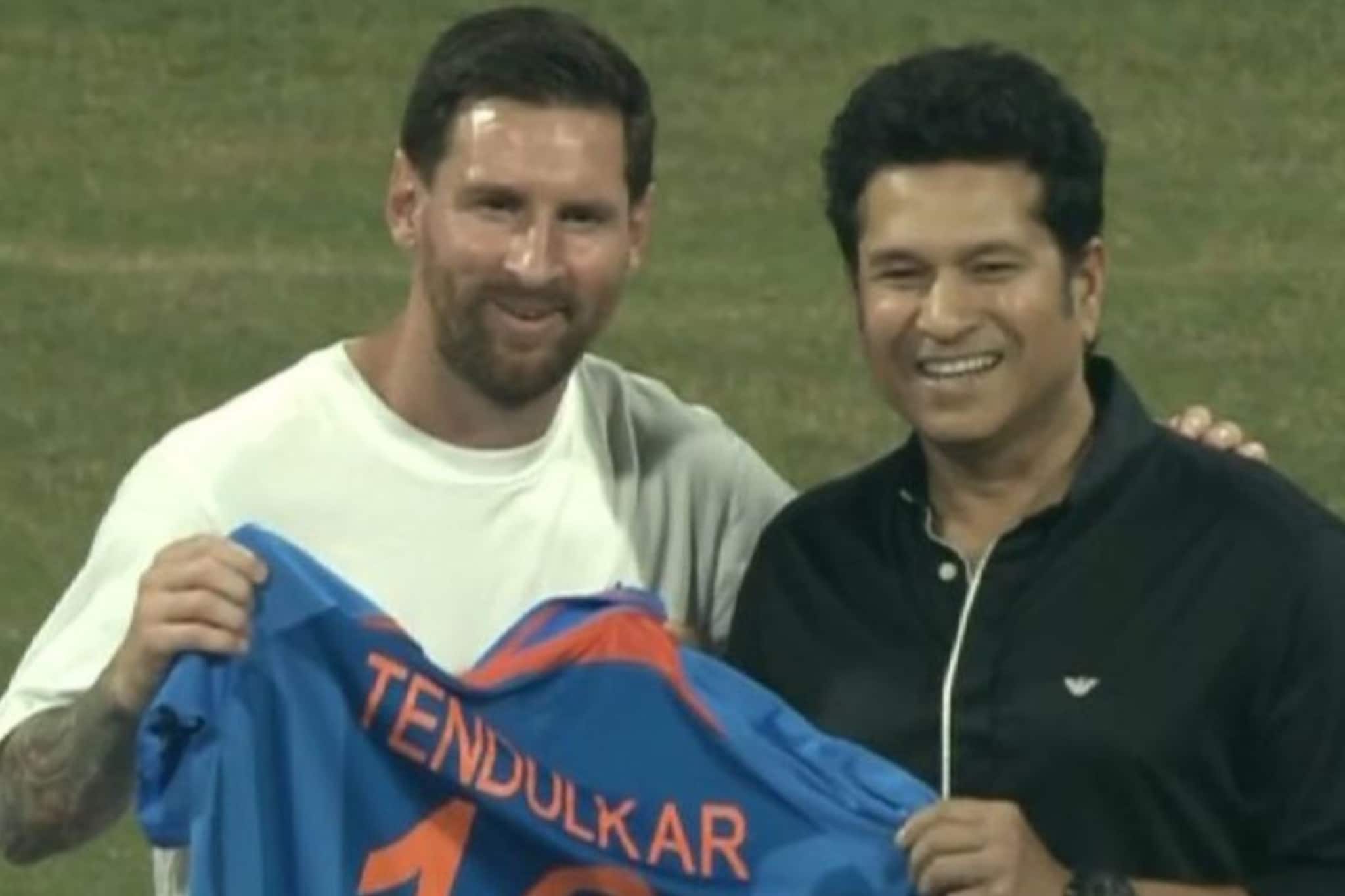 क्रिकेटच्या देवाने फुटबॉलच्या जादूगाराला काय भेट दिली? अख्खं स्टेडिअम उभं राहून क्रिकेटच्या देवाने फुटबॉलच्या जादूगाराला काय भेट दिली? अख्खं स्टेडिअम उभं राहून