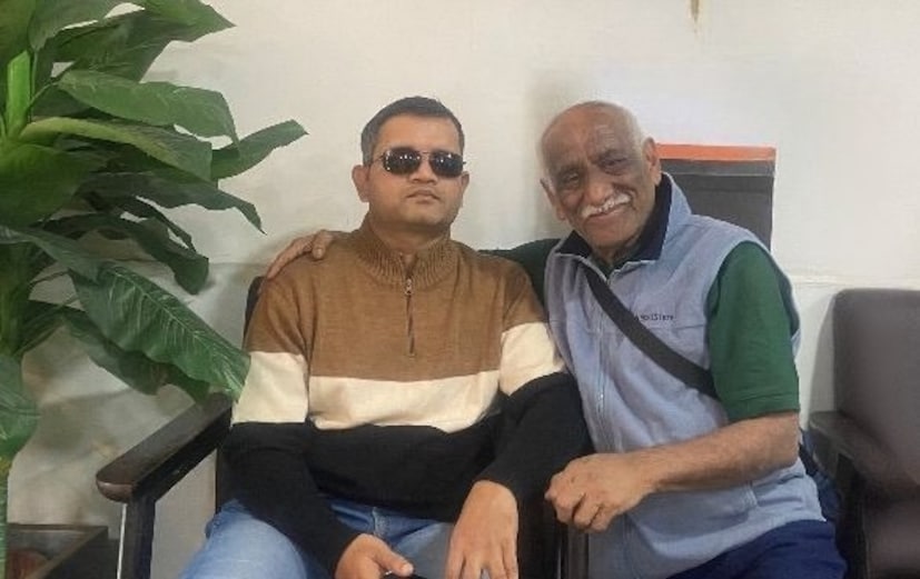 २०१४ मध्ये बास्केटबॉलचा सामना पाहिला तीच त्यांची शेवटची आठवण, ही लेफ्टनंट कर्नल सी. द्वारकेश यांच्या डोळ्यासमोरची शेवटची प्रतिमा ठरली. एका अपघाताने त्यांची दृष्टी पूर्णपणे हिरावून घेतली. त्यानंतरचे आठ महिने त्यांनी रुग्णालयात केवळ उपचारच घेतले नाहीत, तर दृष्टी नसलेल्या नव्या आयुष्याची सवय लावून घेतली. पण त्यांच्या मनात मात्र एका नव्या, उज्ज्वल भविष्याच्या शक्यतांनी जन्म घेतला होता. अपंगत्व त्यांच्या आयुष्यातील 'शेवट' नव्हता, तर ती एक नवी सुरुवात होती.