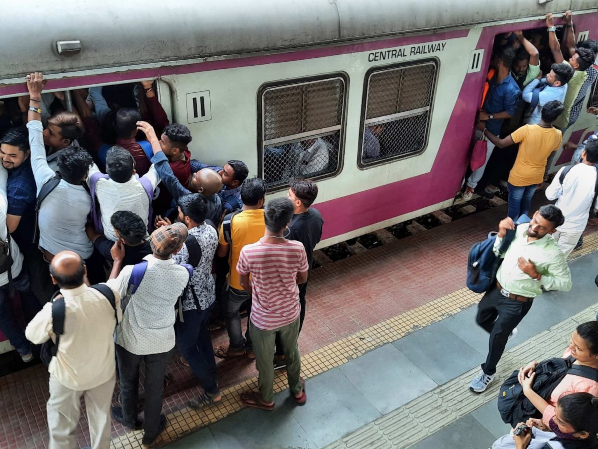 Mumbai Local Update: आठवड्याच्या पहिल्याच दिवशी मध्य रेल्वेची वाहतूक विस्कळीत; लोकल ३५ मिनिटे उशिराने