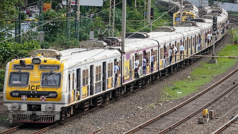 मध्य रेल्वेची वाहतूक विस्कळीत होण्यामागे एकाच वेळी दोन प्रमुख कारणे समोर आली आहेत. बदलापूरहून येणाऱ्या मार्गावर आज सकाळी दाट धुक्यामुळे दृश्यमानता खूपच कमी झाली होती. यामुळे खबरदारीचा उपाय म्हणून लोकल वाहतूक धीम्या गतीने सुरू आहे.