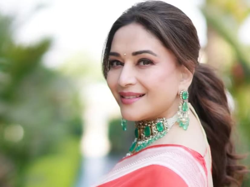  माधुरी दीक्षित 'लोकसभा निवडणूक 2024' लढवणार असल्याचं म्हटलं जात होतं. पण त्यावेळी अभिनेत्रीने एका मुलाखतीत निवडणुकिला उभं राहणार नसल्याचं जाहीर केलं. पण आता राजकारणातील एन्ट्रीबाबत माधुरी दीक्षितने स्पष्टपणे आपलं मत मांडलं आहे.