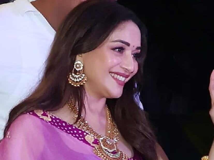  माधुरी दीक्षित आज वयाच्या 58 व्या वर्षीही आपल्या सौंदर्याने, नृत्याने आणि अभिनयाने चाहत्यांना भूरळ पाडत असते. फॅन्सी डाएट करण्यापेक्षा घरगुती पदार्थांच्या माध्यमातून माधुरी आपलं फिटनेस सांभाळते.