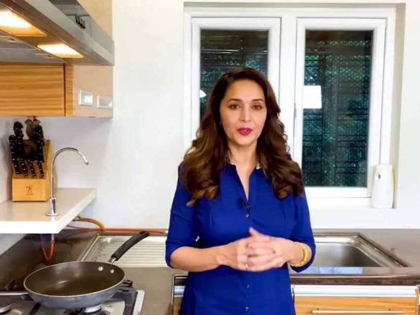  माधुरी दीक्षित नुकतीच रणवीर अलाहाबादियाच्या पॉडकास्टमध्ये सहभागी झाली होती. यावेळी तने स्वयंपाक आणि आपल्या आवडीच्या पदार्थांबाबत भाष्य केलं. माधुरीला Kung Pao, साबुदाणा खिचडी, भाज्या आणि पोहे हे पदार्थ उत्तम बनवता येतात.