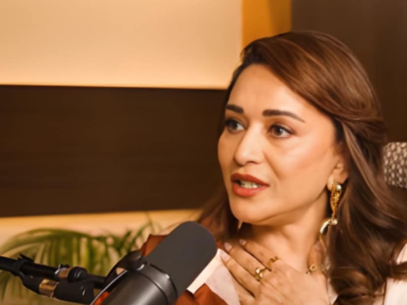  माधुरी दीक्षितने नुकतीच रणवीर अल्लाहबादियाच्या युट्यूबवरील 'द रणवीर शो' या पॉडकास्टमध्ये हजेरी लावली. यावेळी माधुरीने भारतात परतण्याचं कारण सांगितलं. माधुरी दीक्षित म्हणाली,"USA मधील आयुष्य खूप अद्भुत आणि शांतिपूर्ण होतं. अमेरिकेत मी स्वप्नवत आयुष्य जगत होती. मुलं सोबत असल्याने त्यांच्यासोबत खूप छान वेळ घालवता आला".