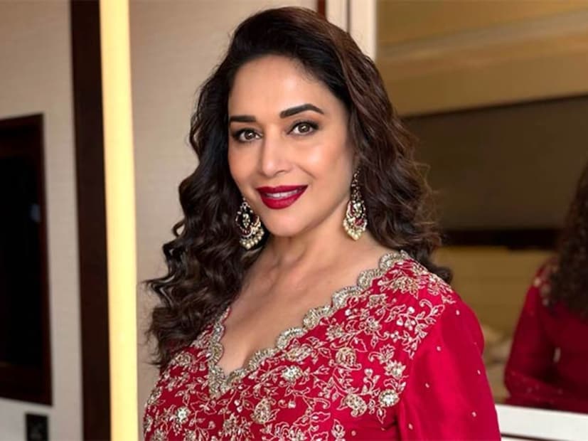 बॉलिवूडची 'धक-धक गर्ल' अर्थात माधुरी दीक्षितचे लाखो चाहते आहेत. 90 च्या दशकात माधुरीने आपल्या सौंदर्याने आणि अभिनयाने चाहत्यांना वेड लावलं होतं. करिअर पीकवर असताना माधुरी दीक्षित 1999 मध्ये डॉ. श्रीराम नेने यांच्यासोबत विवाहबंधनात अडकली. लग्नानंतर माधुरी दीक्षित आणि डॉ. श्रीराम नेने यांनी अमेरिकेत सेटल होण्याचा निर्णय घेतला होता. बॉलिवूडची 'धक-धक गर्ल' अर्थात माधुरी दीक्षितचे लाखो चाहते आहेत. 90 च्या दशकात माधुरीने आपल्या सौंदर्याने आणि अभिनयाने चाहत्यांना वेड लावलं होतं. करिअर पीकवर असताना माधुरी दीक्षित 1999 मध्ये डॉ. श्रीराम नेने यांच्यासोबत विवाहबंधनात अडकली. लग्नानंतर माधुरी दीक्षित आणि डॉ. श्रीराम नेने यांनी अमेरिकेत सेटल होण्याचा निर्णय घेतला होता.