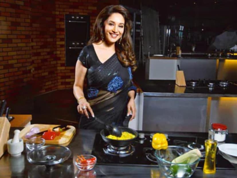  माधुरीला घरी बनवलेला वरण-भात आणि कोकणात बनवला जाणारे ओल्या खोबऱ्याचे उकडीचे मोदक हे पदार्थ प्रचंड आवडतात. वरण-भात आणि उकडीचे मोदक हे माधुरीचं कम्फर्ट फूड आहे.