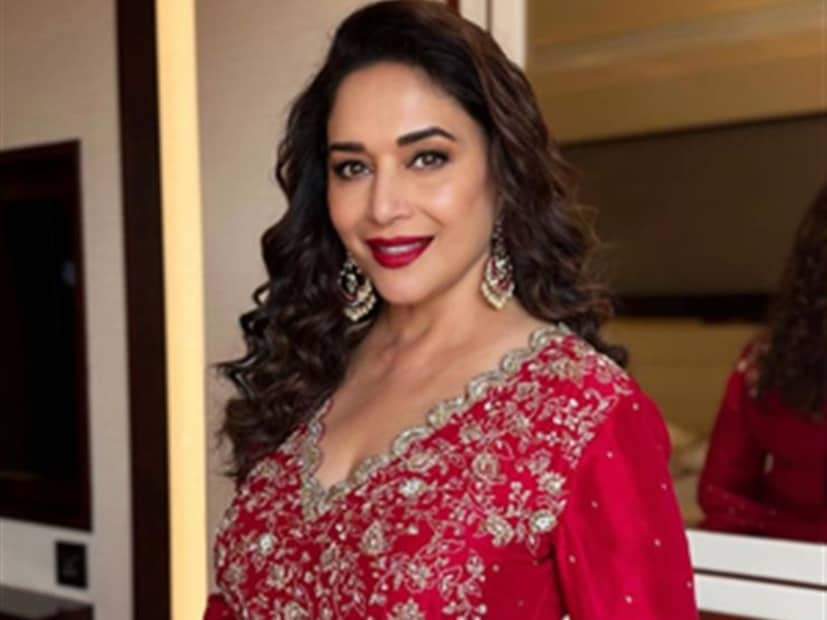  माधुरी दीक्षित पुढे म्हणाली,"माधुरी दीक्षितची 'मिसेज देशपांडे' ही थ्रिलर-ड्रामा सीरिज लवकरच प्रेक्षकांच्या भेटीला येणार आहे. नागेश कुकुनूर यांनी या सीरिजच्या दिग्दर्शनाची धुरा सांभाळली आहे. या सीरिजच्या माध्यमातून माधुरी दीक्षित ओटीटीवर पदार्पण करत आहे. या सीरिजमध्ये सिद्धार्थ चांदेकर आणि प्रियांशू चॅटर्जीदेखील महत्त्वाच्या भूमिकेत झळकणार आहेत. 19 डिसेंबर 2025 रोजी ही सीरिज जिओ हॉटस्टारवर प्रेक्षकांना पाहायला मिळेल.