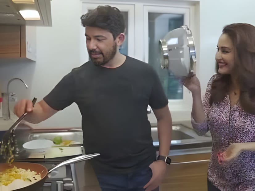  जेवण बनवण्याबाबत माधुरी दीक्षित म्हणाली,"मी सतत काम करत होते त्यावेळी मला स्वयंपाक करायला जास्त जमायचं नाही. विशेष म्हणजे डॉ. श्रीराम नेने माझ्यापेक्षा छान जेवण बनवतात. खरंतर मी लग्नानंतर जेवण बनवायला शिकले आहे. डॉ. नेने यांनी मला काही पदार्थ शिकवले आहेत".