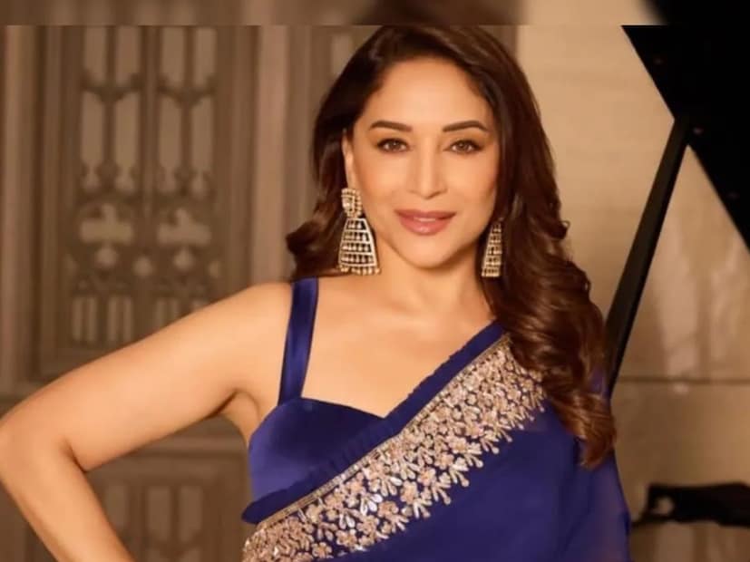  माधुरी दीक्षित रुपेरी पडद्यापासून दूर असली तरी नेहमीच कोणत्या ना कोणत्या कारणाने चर्चेत असते. सोशल मीडियाच्या माध्यमातून माधुरी चाहत्यांच्या संपर्कात राहण्याच प्रयत्न करत असते.