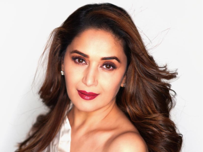  माधुरी दीक्षित म्हणते,"आपण कितीही स्किन केअर केलं, कितीही स्किनची काळजी घेतली तरी एक गोष्ट लक्षात ठेवा आपण सकारात्मक राहिलं पाहिजे. सौंदर्य हे फक्त स्किनकेअर प्रोडक्टमधून मिळत नसतं. आपलं मनसुद्धा तेवढं सुंदर असलं पाहिजे".