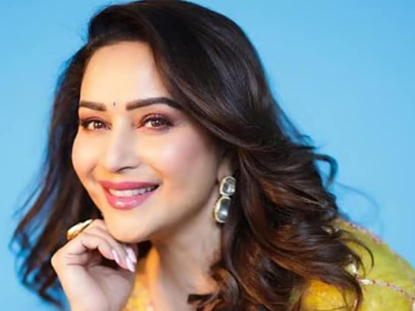  माधुरी पुढे म्हणते,"मी चेहऱ्याला रोज गुलाबपाणी लावते. स्किनकेअरच्या वस्तू दररोज चांगल्या क्वालिटीच्या विकत घ्या. घराबाहेर पडण्याआधी नेहमी व्हिटॅमिन C सीरम लावा. त्यानंतर मॉइस्चराइजिंग आणि सनस्क्रीन खूप महत्त्वाचं आहे. स्किन ऑयसी असेल तर वॉटरबेस आणि ड्राय असेल तर क्रीमबेस मॉइस्चराइजर वापरलं पाहिजे".