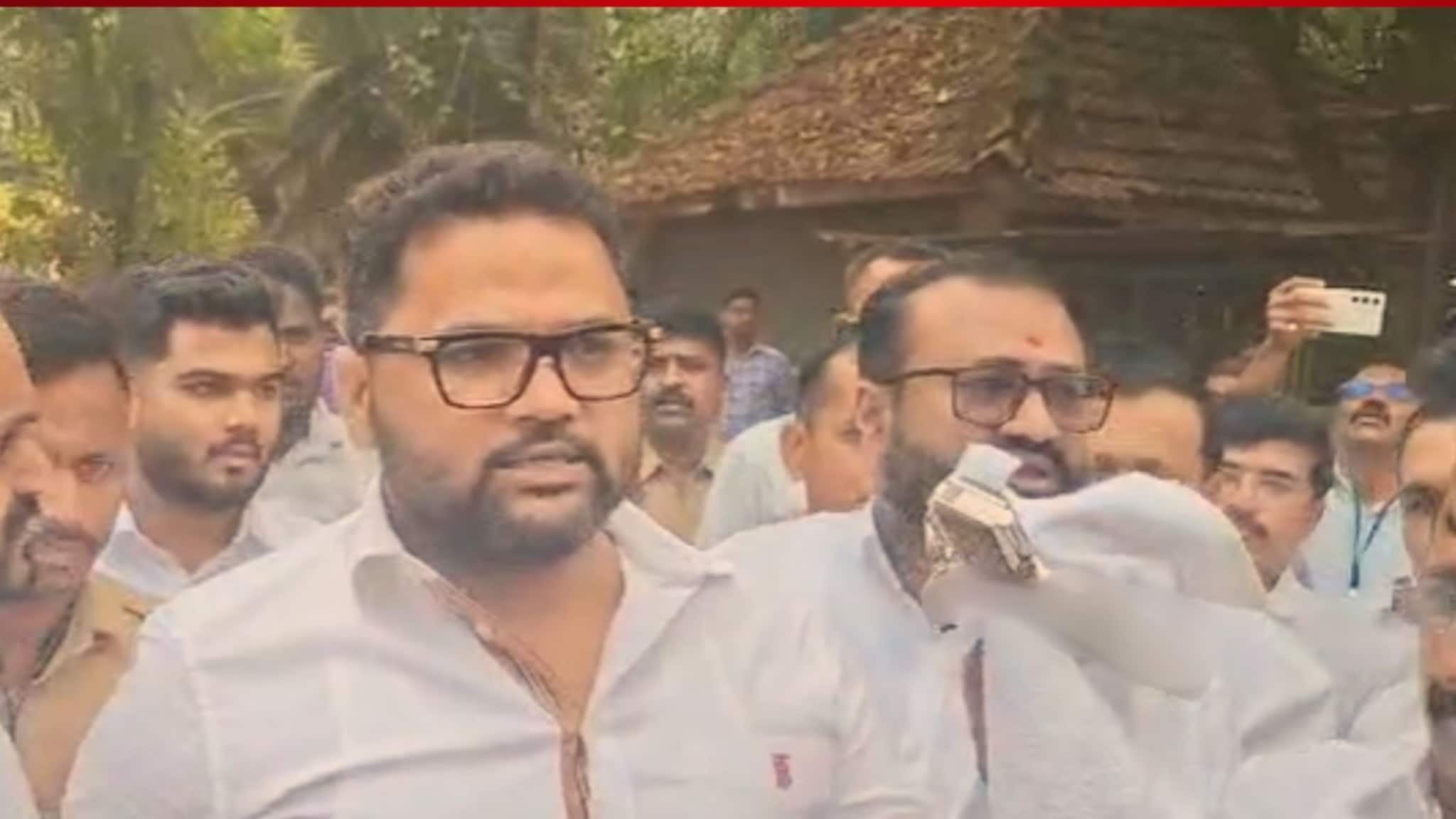 Raigad News: महाडमध्ये शिंदे गट-राष्ट्रवादीचा राडा, गोगावलेंवर पिस्तुल रोखलं, जम्मू-काश्मीर कनेक्शन समोर?