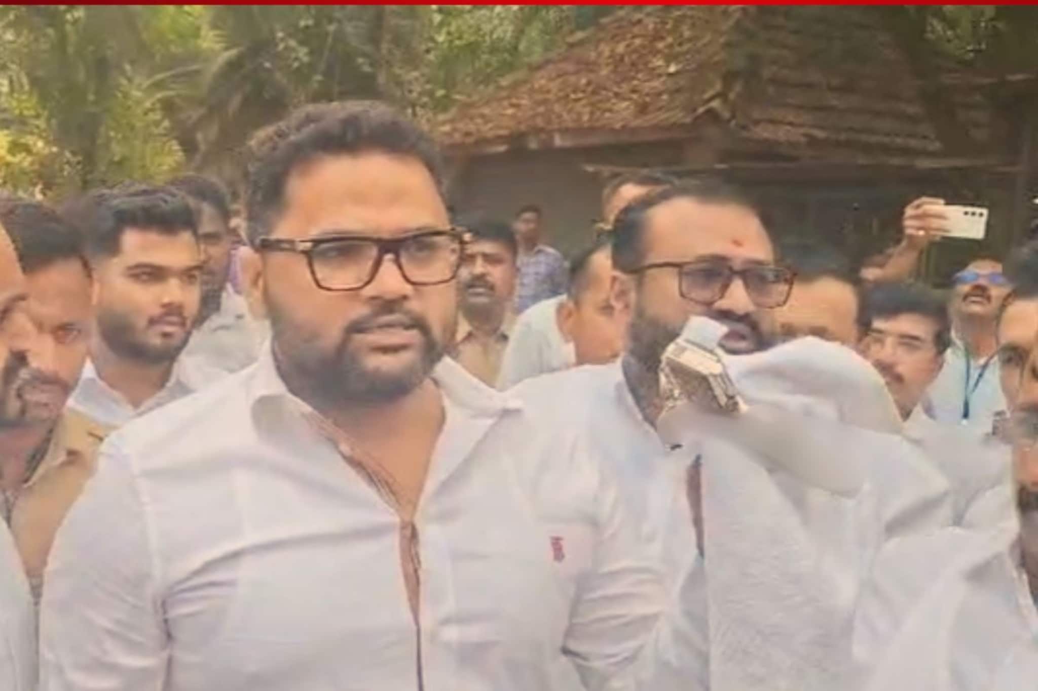 Raigad News: महाडमध्ये शिंदे गट-राष्ट्रवादीचा राडा, गोगावलेंवर पिस्तुल रोखलं, जम्मू-काश्मीर कनेक्शन समोर? Raigad News: महाडमध्ये शिंदे गट-राष्ट्रवादीचा राडा, गोगावलेंवर पिस्तुल रोखलं, जम्मू-काश्मीर कनेक्शन समोर?