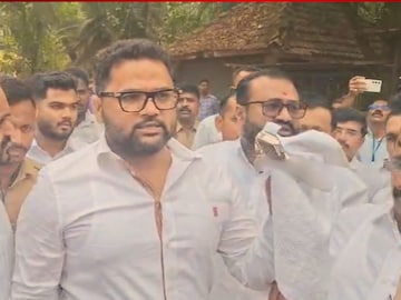 महाडमध्ये शिंदे गट-राष्ट्रवादीचा राडा, गोगावलेंवर पिस्तुल रोखलं, जम्मू-काश्मीर कनेक्शन समोर?