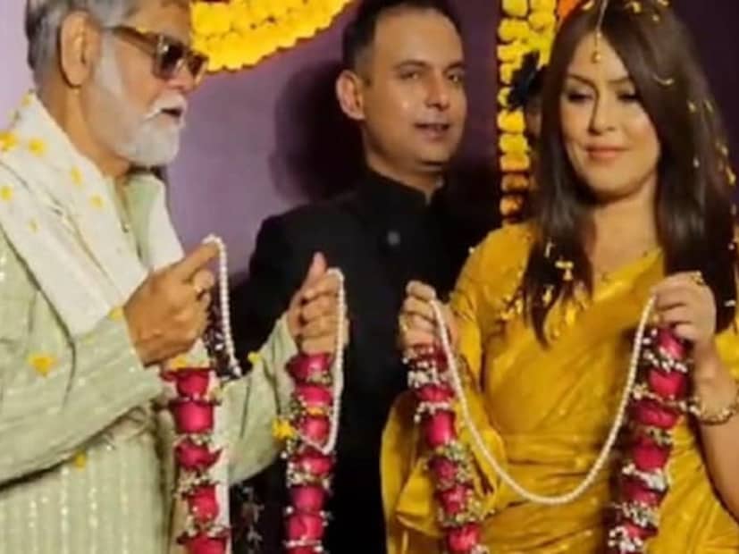  महिमा चौधरी आणि संजय मिश्रा यांचे वेडिंग फोटो आणि व्हिडीओ सोशल मीडियावर व्हायरल होत आहेत. या फोटोंमध्ये ते सर्व लग्नविधी करताना दिसत आहेत. तसेच एकमेकांना वरमाळा घालतानाही पाहायला मिळत आहे.