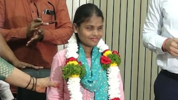 कचराकुंडी ते नागपूर कलेक्टर ऑफिस... दृष्टीहीन माला पापलकरची थरारक संघर्षकथा! कचराकुंडी ते नागपूर कलेक्टर ऑफिस... दृष्टीहीन माला पापलकरची थरारक संघर्षकथा!