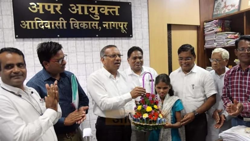 समाजसेवक शंकर बाबा पापलकर यांनी या चिमुकलीला माला नाव दिलं आणि तिच्या पालनपोषणाची जबाबदारी स्वीकारली. पापलकर यांनी दिलेले नाव आणि आधार हीच माला यांच्यासाठी जगण्याची पहिली मोठी प्रेरणा ठरली.