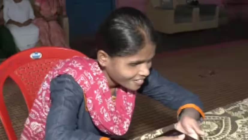 ही घटना आजही मनाला चटका लावणारी आहे. पोलिसांनी त्यांना वाचवले आणि बाल कल्याण समितीच्या आदेशानुसार त्यांना अमरावती येथील स्वर्गीय अंबादास पंत वैद्य अनाथालयात पाठवण्यात आले. माला यांच्या आयुष्याला खरी दिशा मिळाली ती समाजसेवक शंकर बाबा पापलकर यांच्यामुळे. 