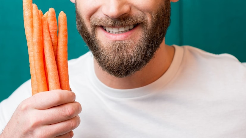 हेल्थलाइन या आरोग्य वेबसाइटनुसार, गाजरसारखे बीटा-कॅरोटीनयुक्त पदार्थ त्वचेवर जळजळ निर्माण न करता हलका टॅन तयार करण्यास मदत करू शकतात. काही संशोधनात असंही सूचित केलं आहे की बीटा-कॅरोटीन सूर्यप्रकाशास संवेदनशील असलेल्या लोकांच्या त्वचेचं संरक्षण करू शकतात. जरी अधिक संशोधन आवश्यक असलं तरी, जास्त गाजर खाल्ल्याने कॅरोटीनोसिस होऊ शकतो. ही अशी स्थिती आहे ज्यामध्ये त्वचा पिवळी-केशरी रंगाची होते. पण ही स्थिती मानवांसाठी हानिकारक नाही. गाजर खाण्याचे प्रमाण कमी केल्याने ही स्थिती उलट होऊ शकते.