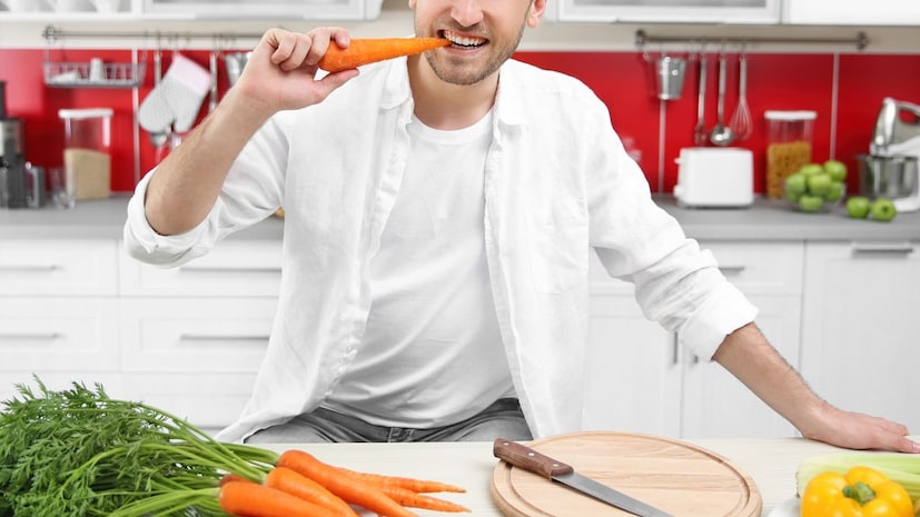 फळं आणि भाज्या खाणं आरोग्यासाठी फायदेशीर आहेत. प्रत्येक फळ आणि भाज्या आपल्या शरीराला वेगवेगळे पोषक तत्वे प्रदान करतात. पण दररोज एकच फळ किंवा एकच भाजी कोण खाईल? असं करत होता एक तरुण...