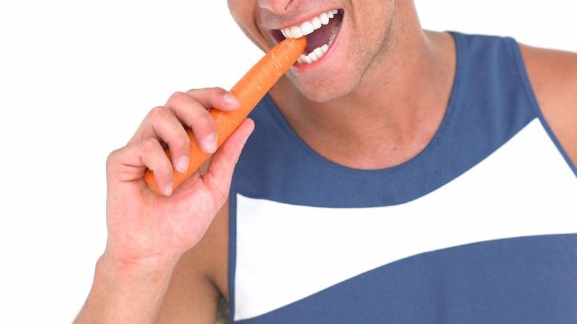 एक तरुण दररोज एक गाजर खायचा. त्याच्या गर्लफ्रेंडला ही सवय विचित्र वाटली, ती वैतागली होती. पण जेव्हा तिला यामागील कारण समजलं तेव्हा तिला त्याची दया आली.