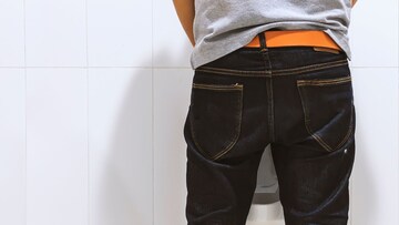 अजब प्रकरण! बाथरूमला गेला इंजिनीअर, बॉसने कर्मचाऱ्याला नोकरीवरूनच काढून टाकलं