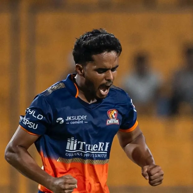 लहानपणापासून गरीबी पाहिली, जगण्यासाठी संघर्ष, घरात आधीच पैसे कमी त्यामुळे फार स्वप्न पूर्ण होतील याची शाश्वती नसताना वडिलांनी मात्र खंबीर आधार दिला. वडिलांनी मुलाच्या पाठीवर हात ठेवला आणि क्रिकेट खेळण्यासाठी बळ दिलं. वडील ट्रक ड्रायव्हर म्हणून काम करतात. घरात फार बेताची आर्थिक परिस्थिती असल्याने सुखसोई फार नाहीतच. लहानपणापासून गरीबी पाहिली, जगण्यासाठी संघर्ष, घरात आधीच पैसे कमी त्यामुळे फार स्वप्न पूर्ण होतील याची शाश्वती नसताना वडिलांनी मात्र खंबीर आधार दिला. वडिलांनी मुलाच्या पाठीवर हात ठेवला आणि क्रिकेट खेळण्यासाठी बळ दिलं. वडील ट्रक ड्रायव्हर म्हणून काम करतात. घरात फार बेताची आर्थिक परिस्थिती असल्याने सुखसोई फार नाहीतच.