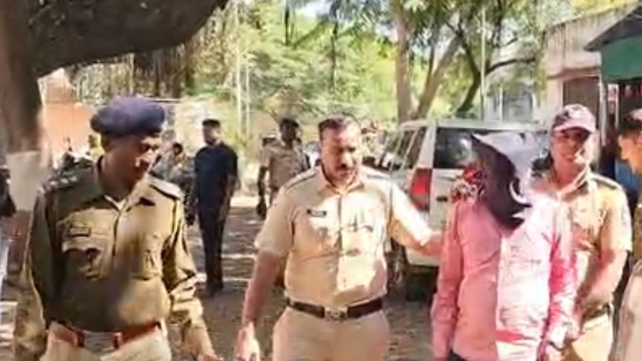 आधी जवळ घेतलं नंतर... 64 वर्षीय लॉन्ड्रीवाल्याचं मुलासोबत नको ते कृत्य