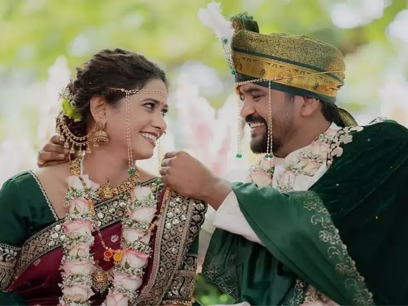  योगिता चव्हाण - सौरभ चौघुले (Yogita Chavan Saurabh Choughule) : 'जीव माझा गुंतला' या मालिकेच्या माध्यमातून घराघरांत पोहोचलेले योगिता चव्हाण आणि सौरभ चौघुले 3 मार्च 2024 रोजी विवाहबंधनात अडकले. योगिता आणि सौरभ यांच्या लग्नसोहळ्याचे फोटो आणि व्हिडीओ सोशल मीडियावर व्हायरल झाले होते. पण लग्नानंतर वर्षभरातच त्यांनी एकमेकांसोबतचे फोटो डिलिट केले आहेत. तसेच सोशल मीडियावरुनही एकमेकांना अनफॉलो केलं आहे. 'जीव माझा गुंतला' या मालिकेतील योगिता आणि सौरभ यांची ऑनस्क्रीन जोडी चाहत्यांच्या पसंतीस उतरली होती. त्यामुळे खऱ्या आयुष्यातही त्यांनी लग्न करण्याचा निर्णय घेतला होता. अद्याप घटस्फोटाबद्दल दोघांनीही काही वक्तव्य केलेलं नाही.