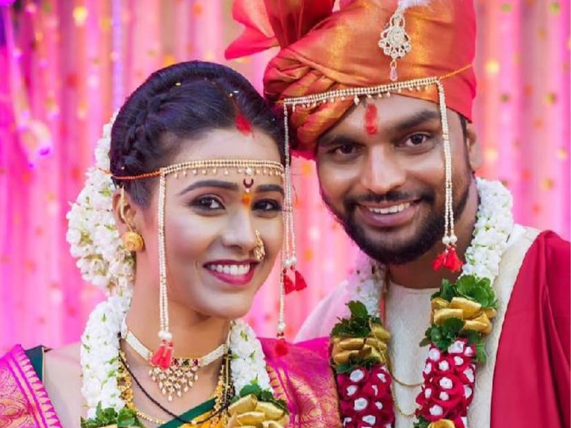  अक्षया गुरव - भूषण वाणी (Akshaya Gurav Bhushan Wani) : मराठी इंडस्ट्रीतील लोकप्रिय जोडी अर्थात अक्षया गुरव आणि भूषण वाणी यांनी 23 मे 2017 रोजी थाटामाटात लग्न केलं होतं. पण आता ऑक्टोबर 2025 मध्ये दोघांनीही एकमेकांना अनफॉलो केलं आहे. तसेच त्यांनी लग्नाचे फोटोही डिलिट केले आहेत. लग्नाच्या आठ वर्षांनी त्यांच्या नात्यात दुरावा आला आहे. पण घटस्फोटाचं नेमकं कारण अद्याप समोर आलेलं नाही. अक्षया ही लोकप्रिय अभिनेत्री असून भूषण हा डिओपी आहे. एका मित्राद्वारे त्यांची पहिली भेट झाली होती. पहिल्या भेटीतच दोघे एकमेकांच्या प्रेमात पडले आणि त्यांनी लग्न करण्याचा निर्णय घेतला होता.