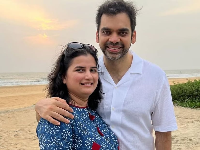  राहुल देशपांडे - नेहा देशपांडे (Rahul Deshpande - Neha Deshpande) : प्रसिद्ध गायक राहुल देशपांडे यांचा लग्नानंतर 17 वर्षांनी नेहा देशपांडे यांच्यासोबत घटस्फोट झाला. राहुल देशपांडे यांनी काही दिवसांपूर्वी सोशल मीडियावर एक पोस्ट शेअर करत घटस्फोटाची माहिती चाहत्यांना दिली. दोघांनी एकमेकांच्या संमतीने विभक्त होण्याचा निर्णय घेतला होता. विशेष म्हणजे घटस्फोट झाला असला तरी त्यांची मैत्री कायम राहणार असल्याचं त्यांनी यावेळी सांगितलं होतं. दोघांचा एकमेकांबद्दलचा आदर आजही कायम आहे. तसेच मुलगी रेनुकाच्या हिताचा दोघेही विचार करत आहेत.