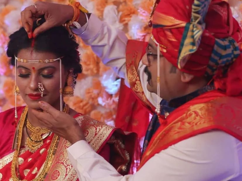  शुभांगी सदावर्ते - आनंद ओक (Shubhangi Sadavarte Anand Oak) : 'संगीत देवभाबळी' या सुप्रसिद्ध नाटकात महत्त्वाची भूमिका साकारणारी अभिनेत्री शुभांगी सदावर्ते आणि संगीतकार आनंद ओक 2020 मध्ये कोरोनाकाळात मोजक्या पाहुण्यांच्या उपस्थितीत विवाहबंधनात अडकले. पण पाच वर्षांच्या सुखी संसारानंतर आता सप्टेंबर 2025 मधअये त्यांनी घटस्फोटाची बातमी चाहत्यांसोबत शेअर केली. घटस्फोटानंतर अवघ्या तीन महिन्यांतच शुभांगी सदावर्तेने आपल्या नव्या आयुष्याची सुरुवात केली आहे. आनंद ओक यांच्यासोबतच्या घटस्फोटानंतर शुभांगी आता 'प्रेमाची गोष्ट' या मालिकेचा निर्माता सुमित म्हशीलकरसोबत विवाहबंधनात अडकणार आहे.