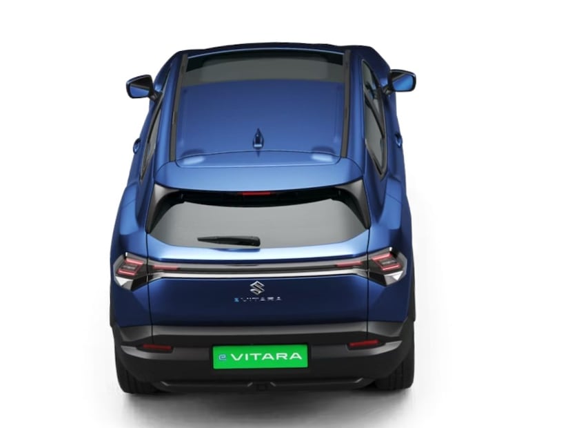   मागील आणि बाजूच्या प्रोफाइलमध्ये मोठे व्हील आर्च आणि जाड डोअर क्लॅडिंग आहे. Maruti Suzuki E Vitara मध्ये  18-इंचाचे ड्युअल-टोन अलॉय व्हील्स दिले आहेत.  तर  मागील आणि समोरील बाजूला मजबूत बंपर आणि रॅपअराउंड LED टेल लॅम्प आहेत, जे DRL प्रमाणे, Y-आकाराचे डिझाईन आहे.