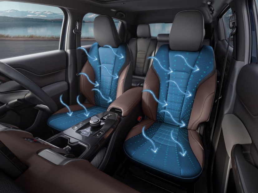 Maruti Suzuki E Vitara च्या डिझाईनबद्दल बोलायचं झालं तर कारमध्ये नवीन डॅशबोर्ड दिला आहे,  केबिनमध्ये ड्युअल-टोन थीम आहे, डॅशबोर्ड आणि सीट्स दोन्ही ड्युअल-टोन ब्लॅक आणि टॅन शेड्समध्ये फिनिश केलेलं आहे. तसंच एक नवीन टू-स्पोक स्टीअरिंग व्हील डिझाइन, ग्लॉस ब्लॅक इन्सर्ट, सेमी-लेदर सीट अपहोल्स्ट्री आणि ड्युअल-स्क्रीन सेटअप देखील असणार आहे. 