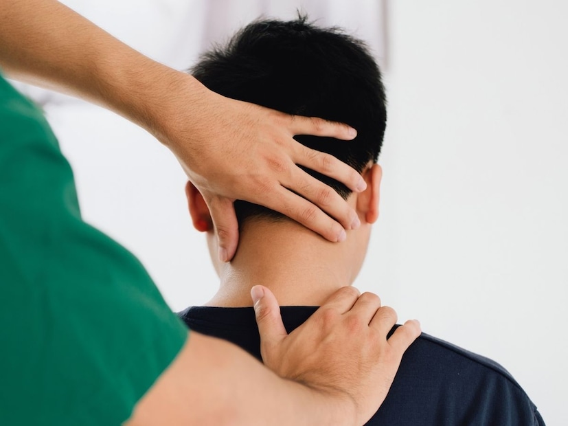 बरेच लोक पार्लर, सलूनमध्ये जातात. काही जण खास मसाज घ्यायला जातात. सलूनमध्ये तुम्ही पाहिलं असेल की मानेला मसाज देताना मान मोडली जाते. पण पार्लर, सलूनमधील असा मसाज जीवघेणा ठरू शकतो. डॉक्टरांनी याबाबत सावध केलं आहे. बानेरच्या डॉक्टरांनी यामुळे 80 टक्के लोकांना मृत्यूचा धोका असल्याचा दावा केला आहे. बरेच लोक पार्लर, सलूनमध्ये जातात. काही जण खास मसाज घ्यायला जातात. सलूनमध्ये तुम्ही पाहिलं असेल की मानेला मसाज देताना मान मोडली जाते. पण पार्लर, सलूनमधील असा मसाज जीवघेणा ठरू शकतो. डॉक्टरांनी याबाबत सावध केलं आहे. बानेरच्या डॉक्टरांनी यामुळे 80 टक्के लोकांना मृत्यूचा धोका असल्याचा दावा केला आहे.