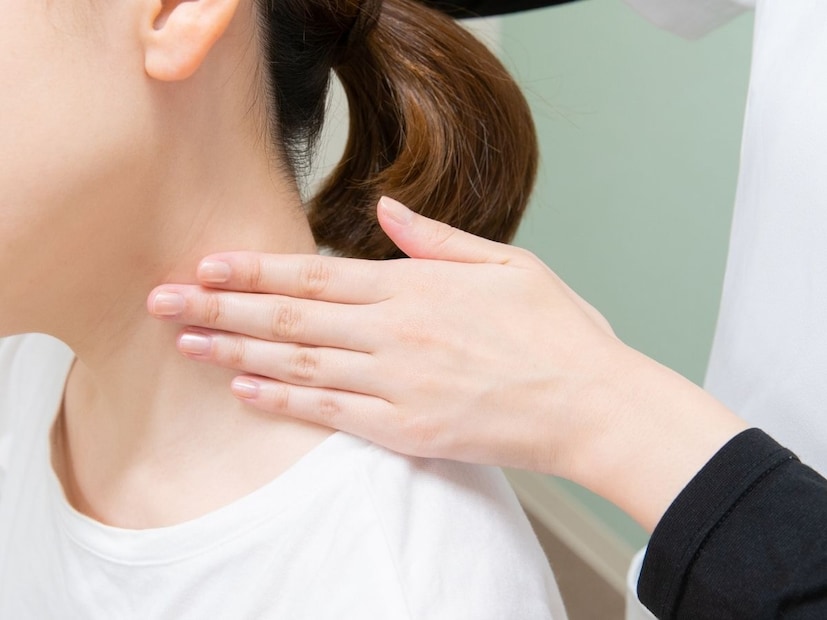 मसाज करवून घेतला, मान मोडली की अनेकांना बरं वाटतं. मोकळं मोकळं वाटतं. पण त्याचे परिणाम नंतर भयंकर असू शकतात. याबाबत पुण्याच्या बानेरमधील इंटरव्हेशनल रेडिओलॉजिस्ट डॉ. संतोष पाटील यांनी सावध केलं आहे. त्यांनी त्यांच्याकडे आलेल्या एका प्रकरणाबाबत सांगितलं आहे.