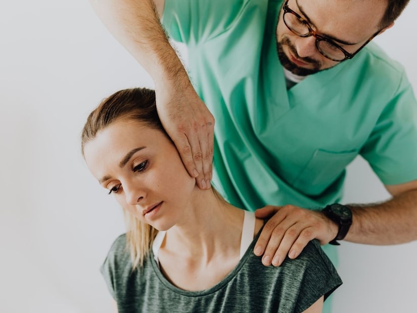 सलूनमध्ये मसाज करून घेणं, मान मोडून घेणं हा खूप घातक प्रकार असल्याचं त्यांनी सांगितलं.. मेंदूत असलेल्या रक्तवाहिन्या आपल्या हृदयाकडून निघून मेंदूपर्यंत पोहोचतात. मेंदूत त्या हाडांच्या आतून जातात त्यामुळे तिथं त्या स्थिर असतात. पण मानेच्या जागेत त्या हलत्या असतात.