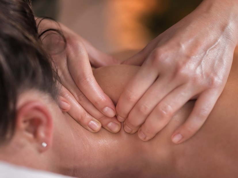 त्यामुळे मानेत दाब आला की रक्तवाहिन्याच्या आतील लेअर्सवर परिणाम होतो. याला आपण पडदा फाटतो असं म्हणतो त्याच्यामुळे रक्तप्रवाह बंद होतो मग स्ट्रोक होतो, असं डॉ. संतोष पाटील यांनी सांगितलं.