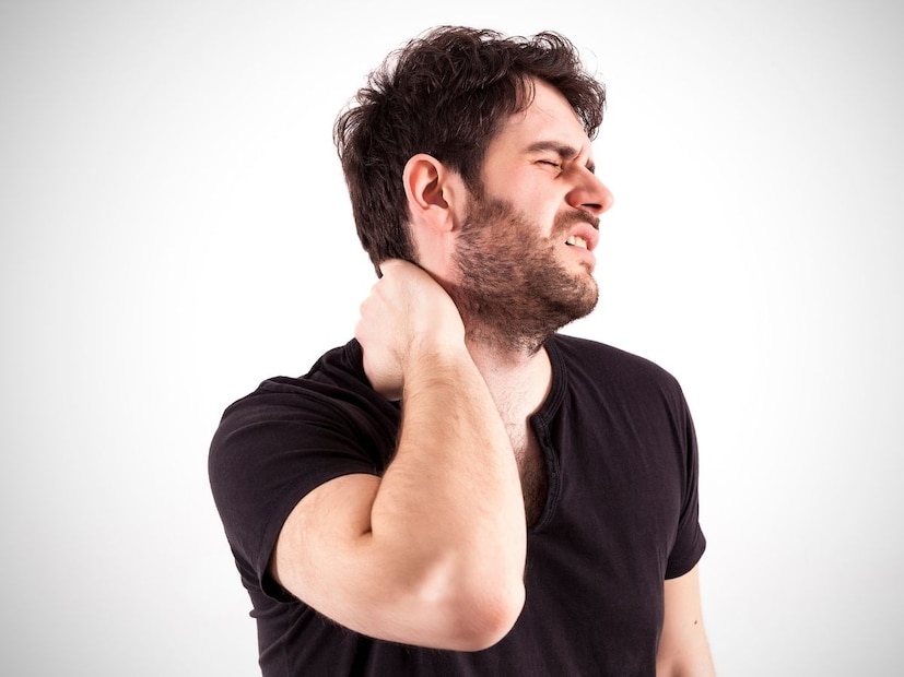 त्यामुळे मानेत दाब आला की रक्तवाहिन्याच्या आतील लेअर्सवर परिणाम होतो. याला आपण पडदा फाटतो असं म्हणतो त्याच्यामुळे रक्तप्रवाह बंद होतो मग स्ट्रोक होतो, असं डॉ. संतोष पाटील यांनी सांगितलं. पुण्याच्या बानेरमधील इंटरव्हेशनल रेडिओलॉजिस्ट डॉ. संतोष पाटील यांनी एका पॉडकास्टमध्ये ही माहिती दिली आहे. (सर्व फोटो प्रतीकात्मक)