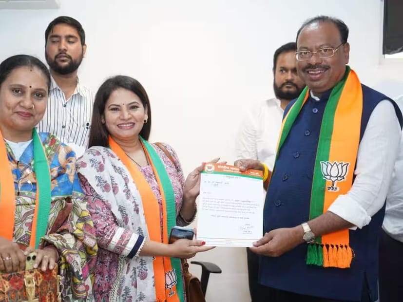  मेघा धाडे राजकारणातही सक्रीय आहे. आपल्या बिंधास्तपणासाठी ओळखल्या जाणाऱ्या मेघाने 2023 मध्ये भाजपात प्रवेश केला आहे.