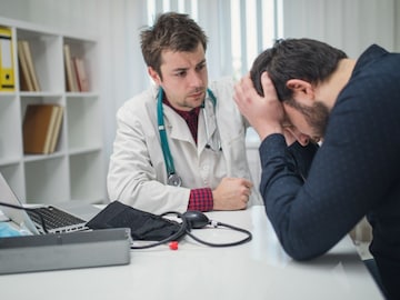 मुंबईच्या डॉक्टरांनी सांगितली अशी एक गोष्ट, जी पुरुषांनी ताबडतोब सोडायला हवी मुंबईच्या डॉक्टरांनी सांगितली अशी एक गोष्ट, जी पुरुषांनी ताबडतोब सोडायला हवी