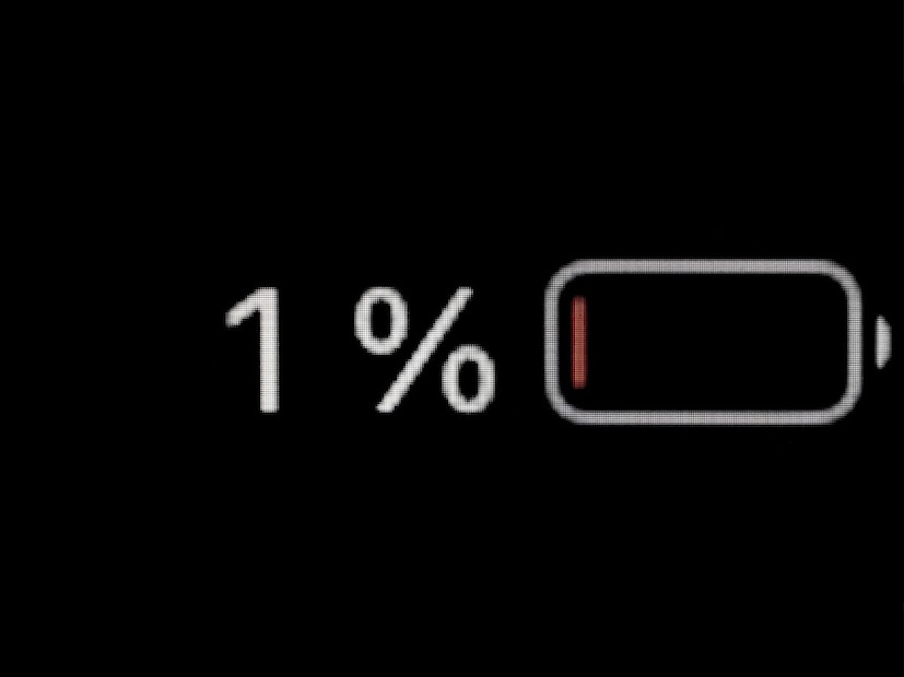 फोनची बॅटरी प्रत्यक्षात कधीच 0% होत नाही, कारण असं झालं तर बॅटरी कायमची खराब होऊ शकते. त्यामुळे मोबाईल कंपन्या सॉफ्टवेअर आणि हार्डवेअरद्वारे बॅटरीला सुरक्षित मर्यादा देतात.