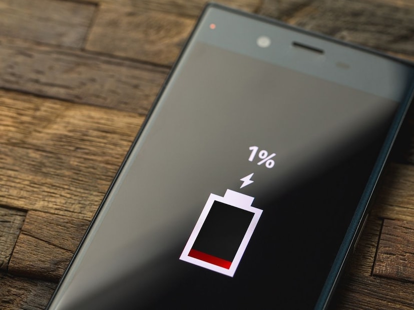 स्क्रीनवर दिसणारा 1%, 2%, 50%, 0% हा खरा चार्ज नसून अंदाज असतो. तो बॅटरी मॅनेजमेंट सिस्टम ठरवतो. बीएमएस आधीच फोन बंद करून बॅटरीला नुकसान होऊ देत नाही. स्क्रीनवर दिसणारा 1%, 2%, 50%, 0% हा खरा चार्ज नसून अंदाज असतो. तो बॅटरी मॅनेजमेंट सिस्टम ठरवतो. बीएमएस आधीच फोन बंद करून बॅटरीला नुकसान होऊ देत नाही.