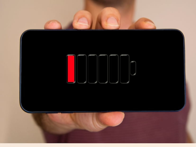 फोन पूर्णपणे ऑफ झाला तरी काही मायक्रोचिप्स आणि सुरक्षा सर्किट्सना थोडा चार्ज लागतो. जर बॅटरी खरोखर 0 टक्के झाली तर सर्किट्सही बंद पडतील आणि फोन सुरू होणार नाही.