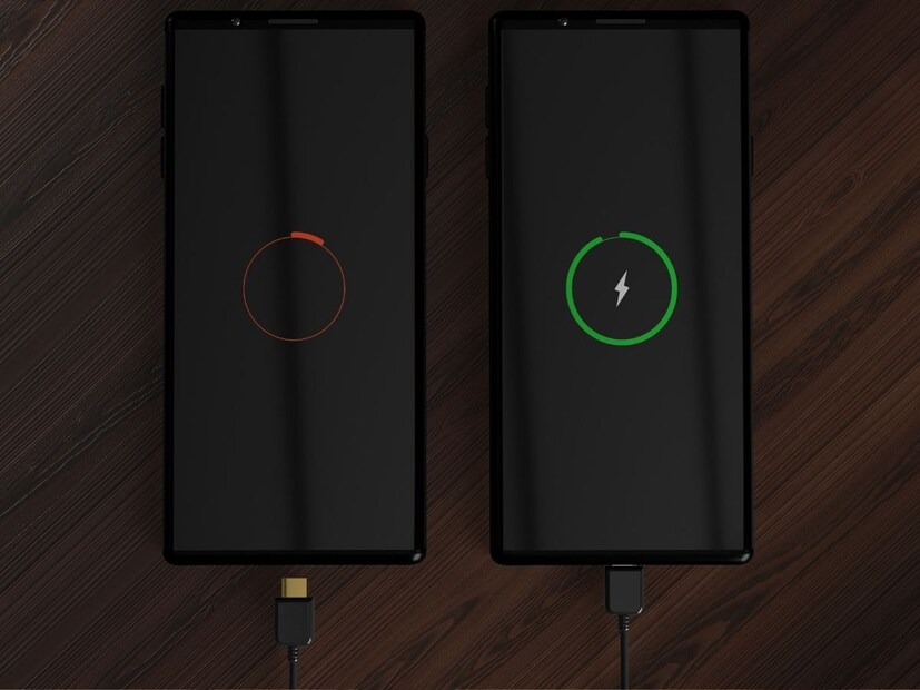 मोबाईलमध्ये दोन प्रकारचे मोड असतात, फोन चालू असताना मेन ओएएस आणि फोन बंद असताना मिनी चार्जिंग ओएस. फोन बंद करून चार्जर लावलात की मेन ओएसऐवजी चार्जिंग आयसी एक छोटासा मिनी ओएस सुरू करेत. जो बॅटरी टक्केवारी दाखवू शकतो, चार्जिंग एनिमेशन चालवू शकतो. फास्ट चार्जिंग, स्लो चार्जिंग ओळखतो, तापमान जास्त असेल तर चार्जिंग बंद करतो, स्क्रीन थोडा वेळ ऑन ठेवतो मग बंद करतो. यासाठी पूर्ण Android किंवा iOS सुरू करण्याची गरज नसते.