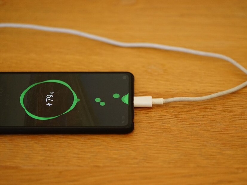 मोबाईलमध्ये एक विशेष चिप असते, चार्जिंग आयसी किंवा पॉवर मॅनेजमेंट आयसी. Charging IC म्हणजे फोनचा पॉवर मॅनेजर.  फोन पूर्णपणे ऑफ असाल तरी चार्जिंग आयसी नेहमी जागी असते. चार्जर जोडल्यावर पहिल्यांदा हिच्यामार्फत वीज जाते. बॅटरीला डायरेक्ट वीज न देता सेफ सर्किटमधून देते फोनकडे किती पॉवर पाठवायची हे ठरवते. फोन सुरू नसला तरी स्क्रीनवर बॅटरी आयकॉन दाखवते. बॅटरी ओव्हरहिट किंवा ओव्हरचार्ज होऊ देत नाही