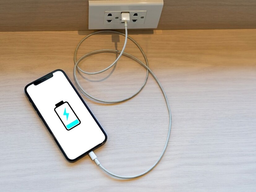 जर फोनचं चार्जिंग सिस्टम पूर्णपणे बंद असेल तर चार्जिंग अनसेफ होऊ शकते. बॅटरीला जास्त वीज मिळू शकते, तापमान वाढू शकतं, बॅटरी फुगण्याचा धोका वाढतो, शॉर्ट सर्किट होऊ शकतो म्हणूनच फोन बंद असला तरी चार्जिंग सर्किट पूर्ण जागी असते आणि सुरक्षा तपासणी करत राहते.