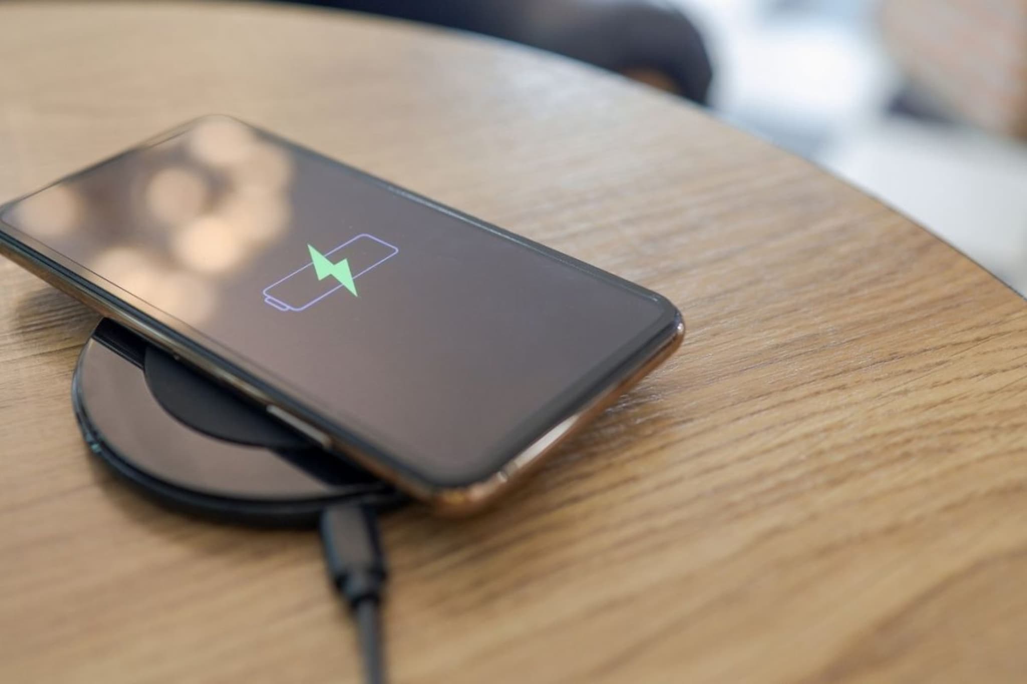 मोबाईल बंद असताना चार्जर लावला की बॅटरी आयकॉन कसा दिसतो? मोबाईल बंद असताना चार्जर लावला की बॅटरी आयकॉन कसा दिसतो?