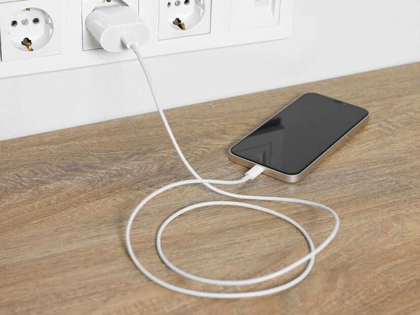 फोन बंद असला तरी डिस्प्ले कंट्रोलर आणि बॅटरी मॅनेजमेंट सिस्टम यांना चार्जिंग आयसीकडून थोडी वीज मिळते. चार्जिंग आयसी मायक्रो मोडमध्ये स्क्रीनला फक्त बॅटरी आयकॉन दाखवायला सांगते. बॅकलाइट थोडावेळ चालू करते. स्क्रिनमध्ये कलर किंवा ग्राफिक्स प्रोसेस होत नाहीत. फक्त बॅटीर आयकॉन दाखवते.  म्हणून स्क्रीन पूर्ण OS न लोड करता एक साधा बॅटरी इमेज दाखवते.